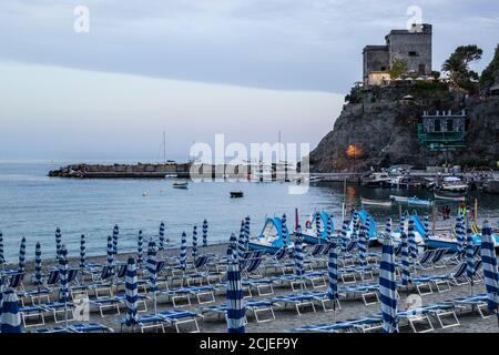 Monterosso al Mare, Italie - 8 juillet 2017 : vue sur la plage et le port de Monterosso al Mare au coucher du soleil Banque D'Images