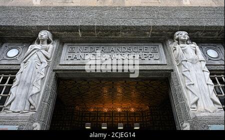 amsterdam, pays-bas - 2020-09-10: entrée principale de de bazel (ancien siège social de nederlandsche handel maatschappij ) achevé en 1926 à Banque D'Images