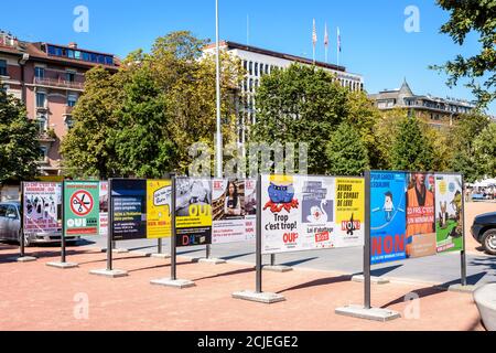 Des affiches de référendum pour le vote populaire du 20 septembre 2020 sont affichées sur des panneaux alignés sur la plaine du Plainpalais à Genève, en Suisse Banque D'Images