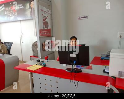 DISTRICT KATNI, INDE - 29 JANVIER 2020 : une femme asiatique travaillant sur ordinateur de bureau à l'agence Hero automobile Motorcycle dans le territoire indien. Banque D'Images