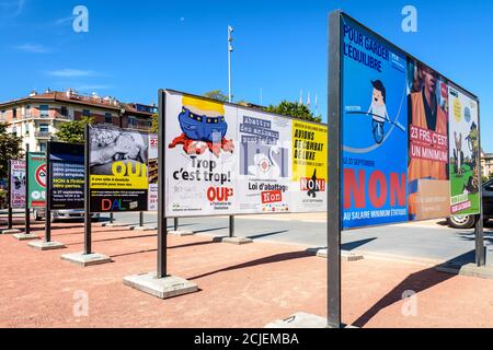 Des affiches de référendum pour le vote populaire du 20 septembre 2020 sont affichées sur des panneaux alignés sur la plaine du Plainpalais à Genève, en Suisse Banque D'Images