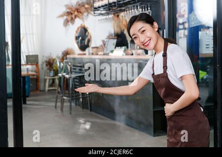 Debout une serveuse dans une porte de café-restaurant ne sont pas les bienvenus geste Banque D'Images