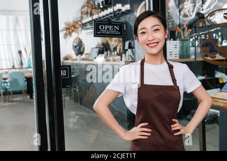 Une serveuse dans un café Banque D'Images