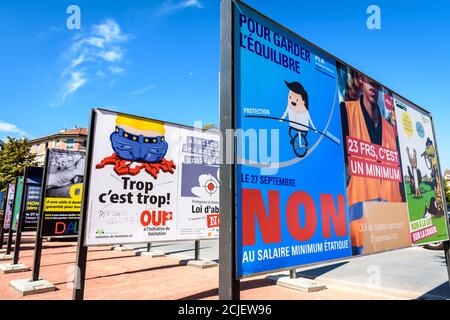 Des affiches de référendum pour le vote populaire du 20 septembre 2020 sont affichées sur des panneaux alignés sur la plaine du Plainpalais à Genève, en Suisse Banque D'Images