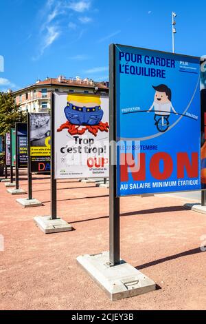 Des affiches de référendum pour le vote populaire du 20 septembre 2020 sont affichées sur des panneaux alignés sur la plaine du Plainpalais à Genève, en Suisse Banque D'Images