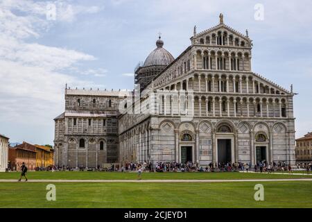 Pise, Italie - 9 juillet 2017 : vue des touristes et de la cathédrale de Pise sur la Piazza dei Miracoli Banque D'Images