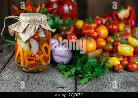 Préservation de la récolte automnale des légumes. Pot en verre avec tomates marinées. Aliments à base de légumes. Tomate de différentes variétés. Le mot été dans Banque D'Images