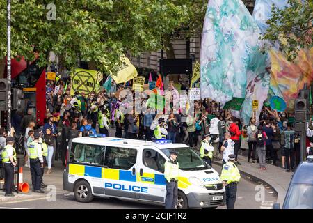 Foule à la « Rebel for Amazonia » extinction Rebellion march on Indigenous Womens Day, Trafalgar Square, Londres, 5 septembre 2020 Banque D'Images