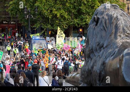 Foule à la « Rebel for Amazonia » extinction Rebellion march on Indigenous Womens Day, Trafalgar Square, Londres, 5 septembre 2020 Banque D'Images