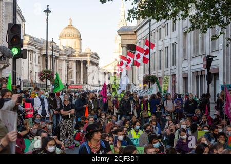 Manifestants à l'extérieur de l'ambassade du Brésil, démonstration de la rébellion des rebelles de l'Amazonie, Journée des femmes autochtones, Londres, 5 septembre 2020 Banque D'Images