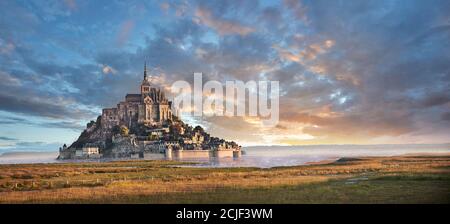 Vue panoramique au coucher du soleil sur l'île marécageuse du Mont Saint Michel à marée haute entourée et son abbaye médiévale de Saint Michel. Normandie France. La tid Banque D'Images