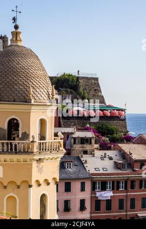 Vernazza, Italie - 8 juillet 2017 : vue sur l'église Santa Margherita di Antiochia avec des maisons colorées et le château de Doria en arrière-plan Banque D'Images