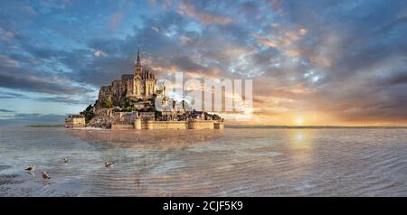 Vue panoramique au coucher du soleil sur l'île marécageuse du Mont Saint Michel à marée haute entourée et son abbaye médiévale de Saint Michel. Normandie France. La tid Banque D'Images