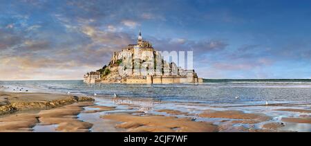 Vue panoramique sur l'île marémotrice du Mont Saint Michel à marée haute entourée et son abbaye médiévale de Saint Michel. Normandie France. Les marées varient Banque D'Images