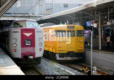 Un train de la série 381 (381系, 381-kei) et un J.R. Train de banlieue série 115-2000 à la gare de Kurashiki. Banque D'Images