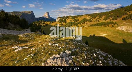 Mont Aiguille et les hauts plateaux du Vercors en automne au coucher du soleil (panoramique). Parc naturel régional du Vercors, Isère, Rhône-Alpes, Alpes, France Banque D'Images