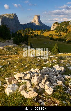 Mont Aiguille et les hauts plateaux du Vercors en automne au coucher du soleil. Parc naturel régional du Vercors, Isère, Rhône-Alpes, Alpes, France Banque D'Images