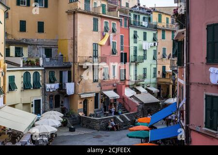 Vernazza, Italie - 8 juillet 2017 : Maisons colorées traditionnelles dans la vieille ville de Vernazza Banque D'Images