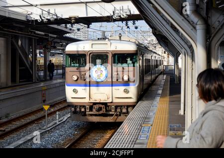 UN J.R. Train de banlieue série 115-2000 à la gare de Kurashiki. Banque D'Images