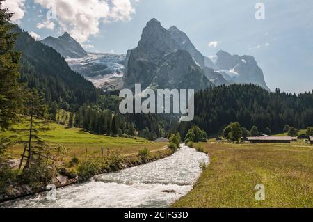 La vallée de Rychenbach offre une vue magnifique sur le glacier Rosenlaui et le massif du Wetterhorn. Banque D'Images