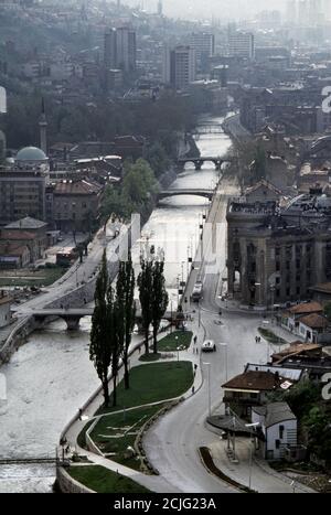 27 avril 1994 pendant le siège de Sarajevo : la vue depuis la caserne de Jajce à travers le centre de la vieille ville et le long de la rivière Miljacka. Banque D'Images