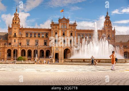 SÉVILLE, ESPAGNE - JUIN CIRCA, 2020. Quelques personnes marchant près de la fontaine de la place d'Espagne, Plaza de Espana. Exemple de renaissance mauresque et Renaissance Banque D'Images