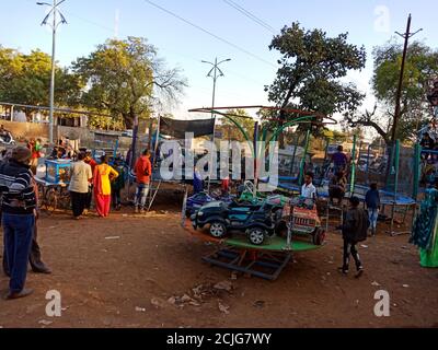 DISTRICT KATNI, INDE - 02 FÉVRIER 2020 : les Indiens pauvres se rassemblent autour de la zone d'oscillation pendant la saison des festivals au magasin de bazar local. Banque D'Images