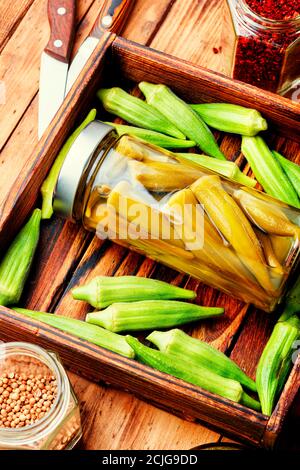 Gousses d'okra en conserve dans un pot en verre. Légumes salés marinés faits maison. Banque D'Images