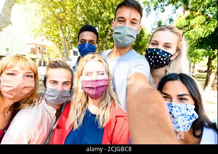 Jeunes multiraciaux prenant le selfie tout en portant des masques de protection - Nouveau concept d'amitié d'été normal avec les jeunes qui s'amusent Ensemble - W Banque D'Images