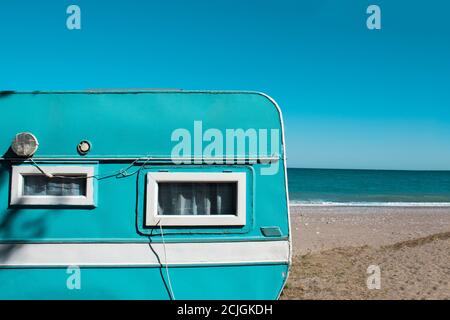 Vert menthe Caravan près de la mer. Voyage de vacances en famille, voyage de vacances à motorhome, vacances en voiture Caravan. Banque D'Images