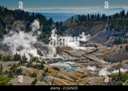 Grande piscine de chaudières et évents à vapeur de fumaroles dans la région de Bumpass Hell dans le parc national volcanique de Lassen, Californie, États-Unis Banque D'Images