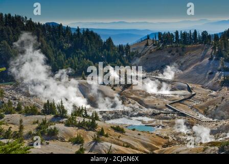 Grande piscine de chaudières et évents à vapeur de fumaroles dans la région de Bumpass Hell dans le parc national volcanique de Lassen, Californie, États-Unis Banque D'Images