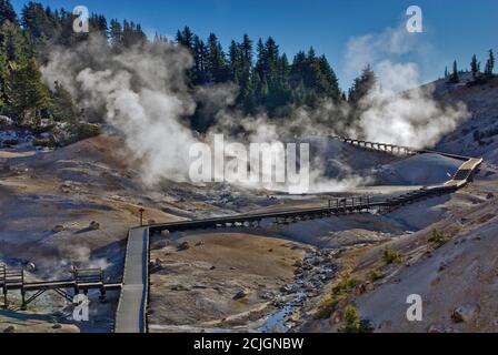 Grande piscine de chaudières et cheminées à vapeur et promenades dans la région de Bumpass Hell dans le parc national volcanique de Lassen, Californie, États-Unis Banque D'Images