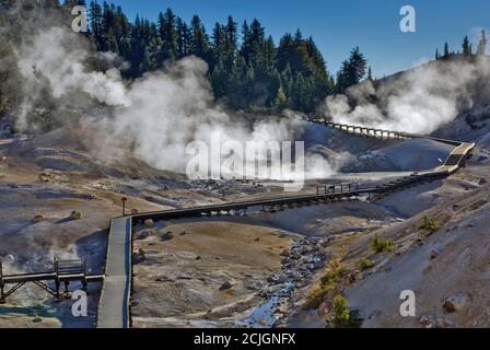 Grande piscine de chaudières et cheminées à vapeur et promenades dans la région de Bumpass Hell dans le parc national volcanique de Lassen, Californie, États-Unis Banque D'Images