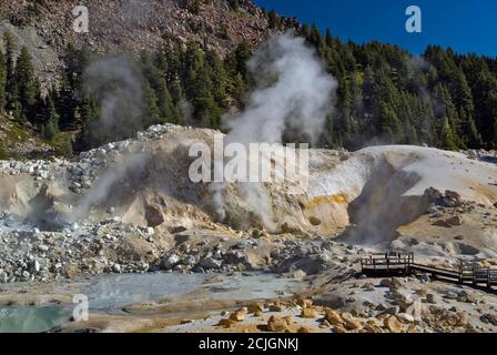 Grande piscine à chaudières et cheminées à vapeur et promenade dans la région de Bumpass Hell dans le parc national volcanique de Lassen, Californie, États-Unis Banque D'Images