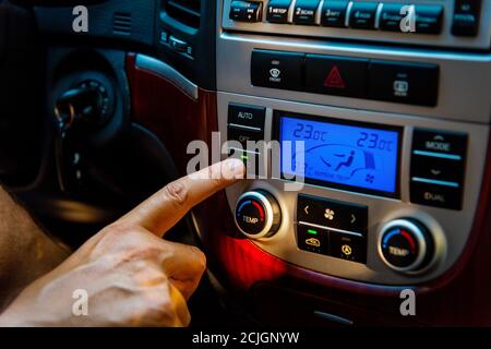 Gros plan d'un homme qui active le climatiseur dans un Vus moderne Banque D'Images