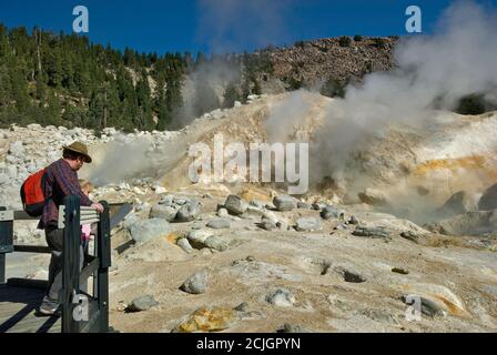 Touristes sur la promenade près de la piscine Big Boiler dans la région de Bumpass Hell au parc national volcanique de Lassen, Californie, États-Unis Banque D'Images