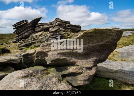 Sortie de Gritstone à la ville de City Naze, à l'extrémité nord de Kinder Scout, dans le parc national de Peak District, Derbyshire, Angleterre Banque D'Images