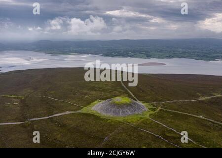 Images aériennes du tombeau de passage, cairn et cairn de la reine Maeve sur Knocknarea (Cnoc na RI) dans le comté de Sligo, en Irlande Banque D'Images