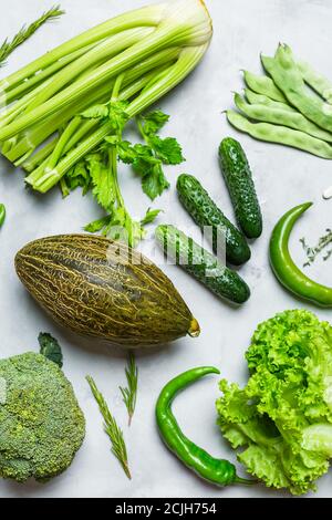 Légumes verts frais sur fond gris Banque D'Images