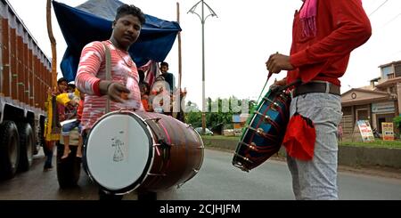 DISTRICT KATNI, INDE - 12 SEPTEMBRE 2019 : batteur masculin de village indien jouant de la musique sur la route pendant la cérémonie d'immersion de Lord Ganesha. Banque D'Images