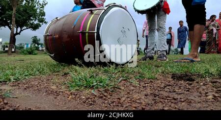 DISTRICT KATNI, INDE - 12 SEPTEMBRE 2019: Grosse batterie de musique maintenue sur le sol isolé en arrière-plan ouvert. Banque D'Images