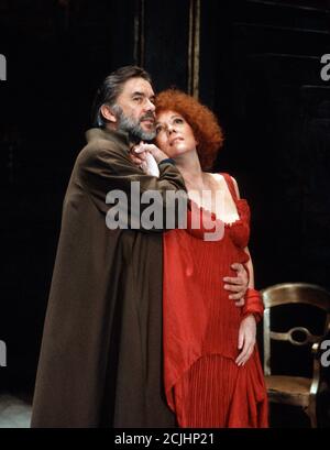 James Laurenson (Antony), Diana Rigg (Cleopatra) en TOUT POUR L'AMOUR de John Dryden au Almeida Theatre, Londres N1 30/04/1991 conception: Peter J Davidson et Sue Willmington réalisateur: Jonathan Kent Banque D'Images