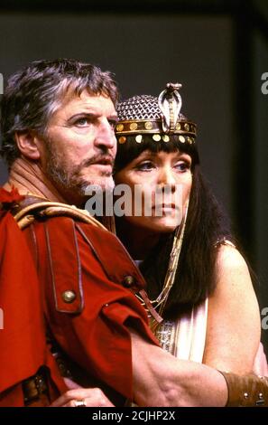 Denis Quilley (Antony), Diana Rigg (Cleopatra) à ANTONY ET CLEOPATRA par Shakespeare au Festival de Chichester Theatre, Angleterre 13/05/1985 Set design: Daphne Dare costumes: Ann Curtis éclairage: Bill Bray réalisateur: Robin Phillips Banque D'Images