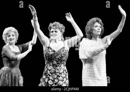 l-r: Julia McKenzie (Sally Plummer), Lynda Baron (Stella Bearge), Diana Rigg (Phyllis Stone) in FOLLIES at the Shaftesbury Theatre, Londres WC2 21/07/1987 Music & lyricsL Stephen Sondheim livre: James Goldman design: Maria Bjornson chorégraphie: Bob Avian directeur: Mike Ockrent Banque D'Images