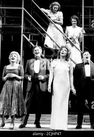 Front, l-r: Julia McKenzie (Sally Plummer), Daniel Massey (Ben Stone), Diana Rigg (Phyllis Stone), David Healy (Buddy Plummer) dans FOLLIES au Shaftesbury Theatre, Londres WC2 21/07/1987 Music & lyriksL Stephen Sondheim livre: James Goldman design: Maria Bjornson chorégraphie aviaire: Mike Ockrent Directeur: Bob Banque D'Images