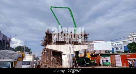 DISTRICT KATNI, INDE - 16 SEPTEMBRE 2019 : travaux de construction de ponts sur route avec équipement hydraulique. Banque D'Images