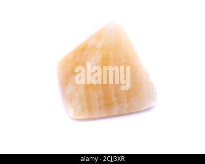 Pierre Gemstone de pyramide d'Alabâtre égyptienne isolée sur fond blanc Banque D'Images