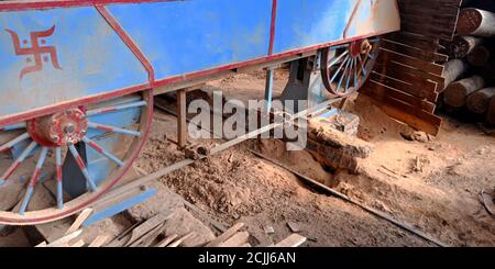 DISTRICT KATNI, INDE - 16 SEPTEMBRE 2019 : machine de scierie en bois conservée à l'atelier. Banque D'Images