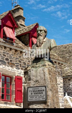 Salers , buste de Tyssandier d'Escous qui a travaillé à reconnaître et développer le bétail de salers, département de Cantal, Auvergne Rhône Alpes, France Banque D'Images
